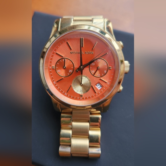 Michael Kors Women's MK6162 Gold Runway Watch - Picture 4 of 9